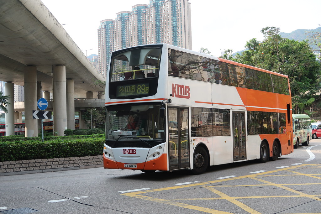 KMB RV 6882 (ATEE28) , ex-LWB 8534 , on route 89B is passing through Choi Hung Roundabout for Sha Tin Wai from Ngau Tau Kok .