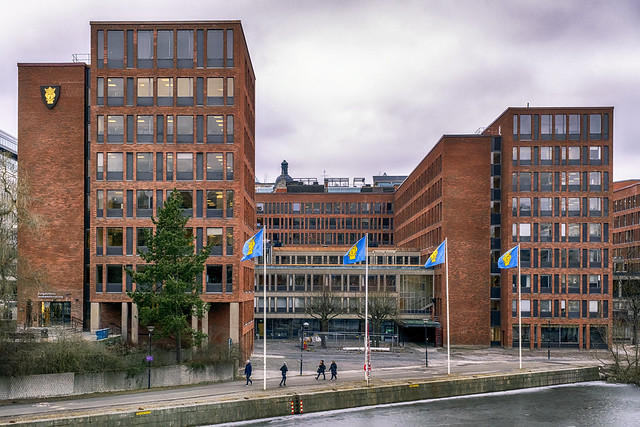 Stockholms stad (Stockholms City Council) - Kungsholmen Stadsdelsförvaltning (Kungsholmen District Administration) with the Stockholm City flags outside (adorned with Saint Erik)