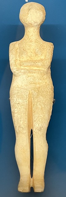 Weibliches Kykladenidol des Kapsala-Typus, Marmor, von Paros, um 2700-2400 v. Chr., Museum für Kunst und Gewerbe, Hamburg