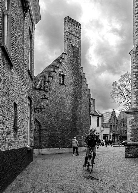 Bruges Side Street (Monochrome) (Olympus OM-1 & Olympus 8-25mm f4)