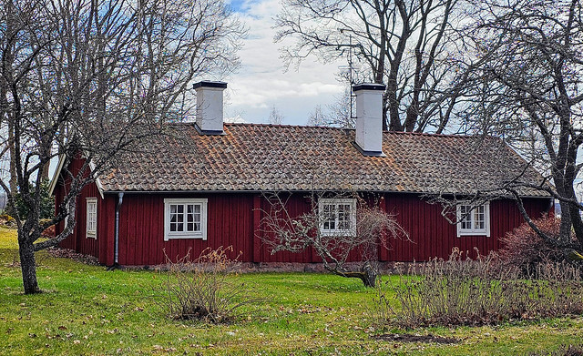 Äsköpings äldsta hus, gammalt lågt och långt knuttimmerhus, Äsköping, Julita, Sörmland, 2024-04-01
