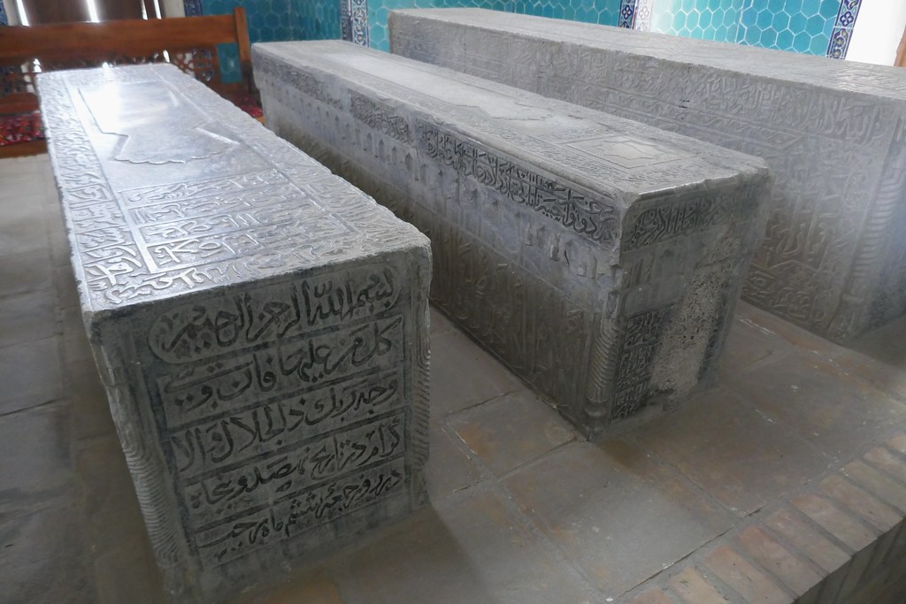 Pierres tombales, mosquée Kok Gumbaz, 1435-36, Dorout Tilovat, Chakhrisabz, province de Kachkadaria, Ouzbékistan.