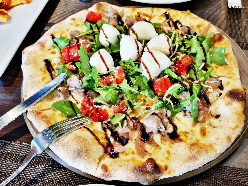 Speciale Pizza Bianca Rucola Con Salsiccia E Bufala