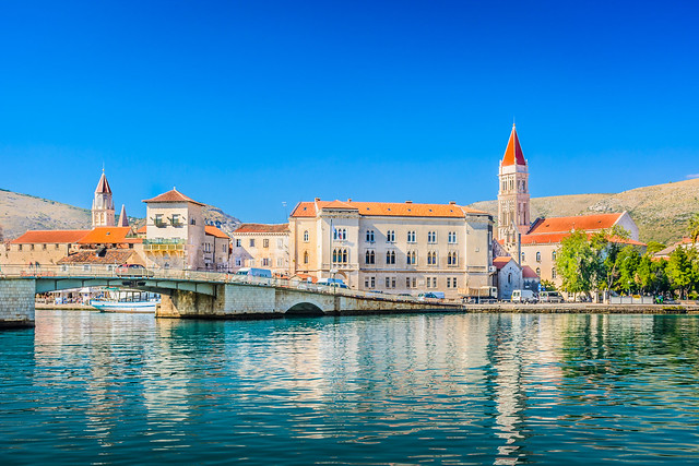 Vue sur le front de mer de Trogir, Croatie