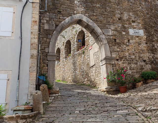Vue sur la rue et la porte en pierre de Motovun, Croatie