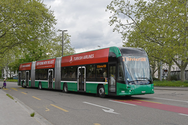 Hess Doppelgelenk Elektrobus 9101 , auf der Linie 50, verlässt am 08.04.2024 die Haltestelle Kannenfeldplatz.