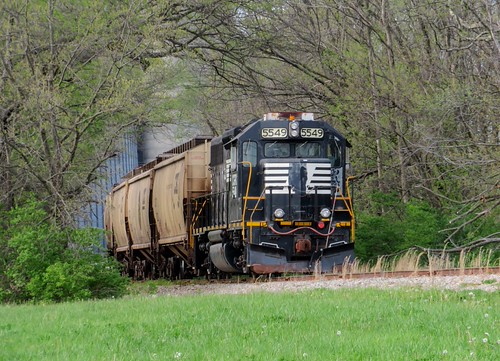 CGRX 5549 | CGRX GP38-2 working at the elevator in Olney. | R ...