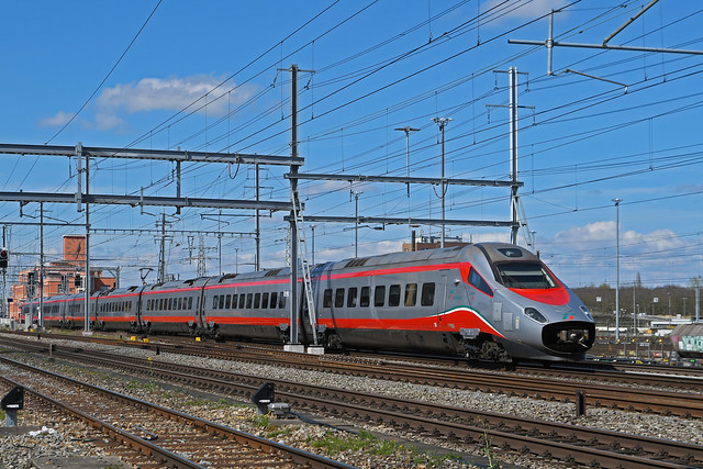 ETR 610 Trenitaila Nr. 2, durchfährt am 25.03.2024 den Bahnhof Muttenz.