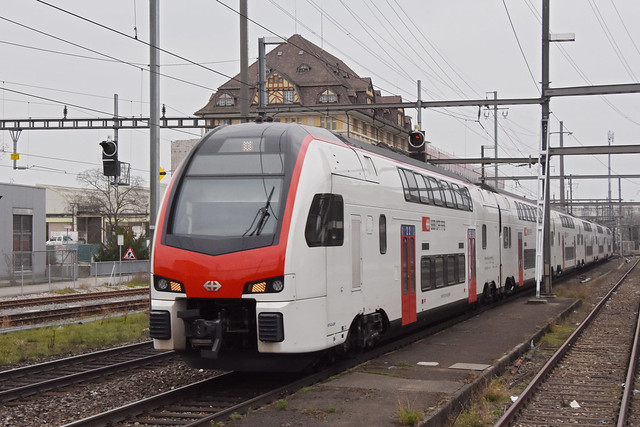 RABe 512 015-4 KISS durchfährt am 29.02.2024 den Bahnhof Pratteln.