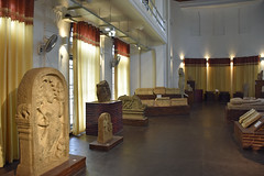 2024.03.27.006 SRI LANKA - ANURADHAPURA - Le musée. Deux photos avant que le garde intervienne...INTERDIT.