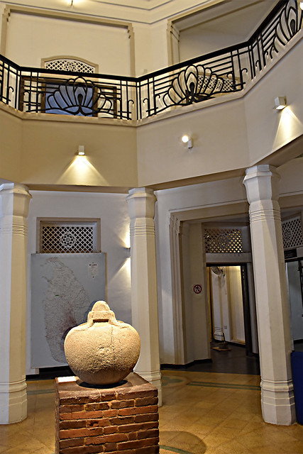2024.03.27.004 SRI LANKA - ANURADHAPURA - Le musée. Le halld'entrée.