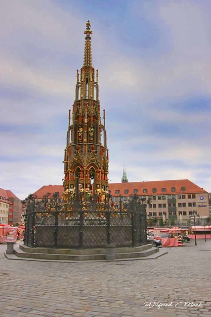 Nürnberg, Schöner Brunnen auf dem Hauptmarkt -- Nuremberg, _IMG_4742