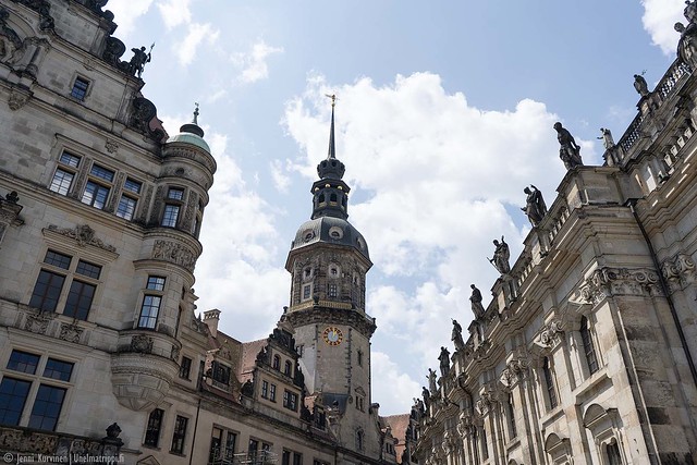 Artikkelikuva - Fürstenzug-muraali ja Dresdenin rakennuksia
