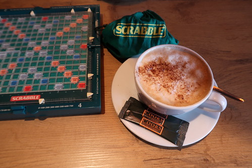Cappuccino zu einer Partie Scrabble