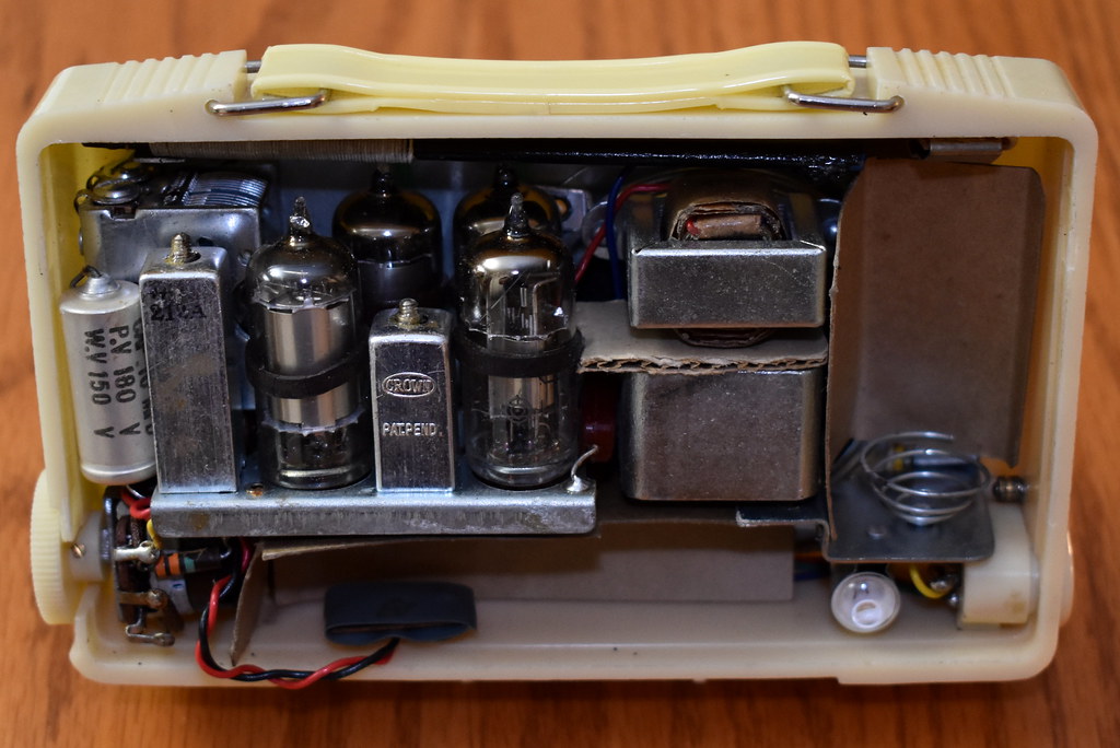 Vintage Sky Master Personal Size Portable Vacuum Tube Radio With Flashlight Function (Chassis View), Model PR-530, AM Band, 4 Tubes, Made In Japan, Circa 1957
