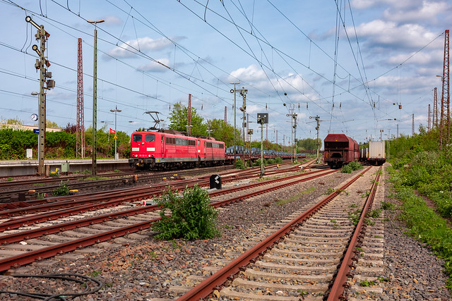DB/Railpool 151 112 und 028 ziehen GAG 60715 durch Düsseldorf Rath...