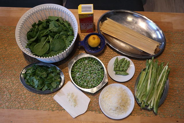Vorbereitete Zutaten für One-Pot-Spaghetti mit Spargel, Spinat und Erbsen