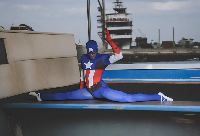 captain america splits pose