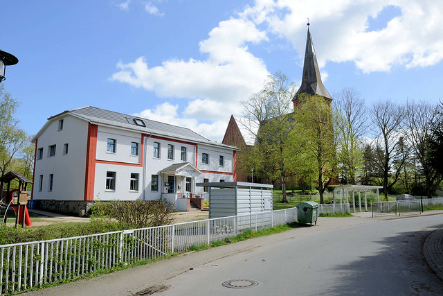 5713 Grundschule und Dorfkirche  - Fotos von Carlow, Ortsteil der gleichnamigen Gemeinde im Landkreis Nordwestmecklenburg in Mecklenburg-Vorpommern.