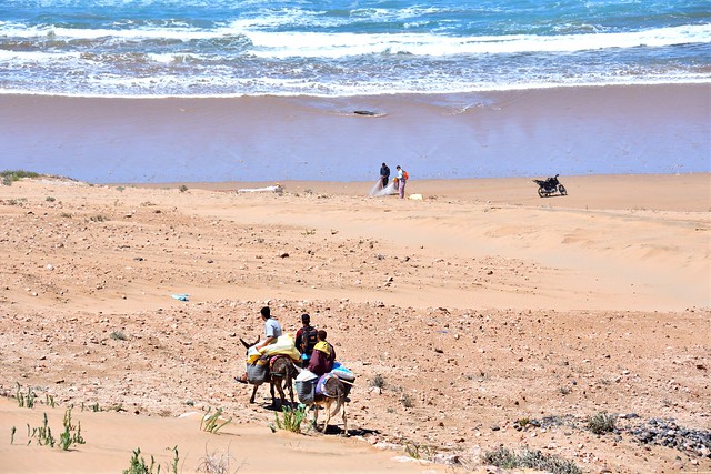 Plage et pêcheurs marocains