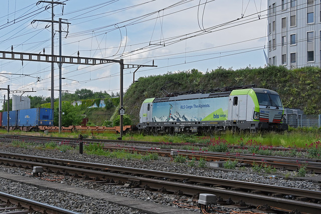 Siemens Vectron 475 412-3 der BLS durchfährt am 22.05.2023 den Bahnhof Pratteln.