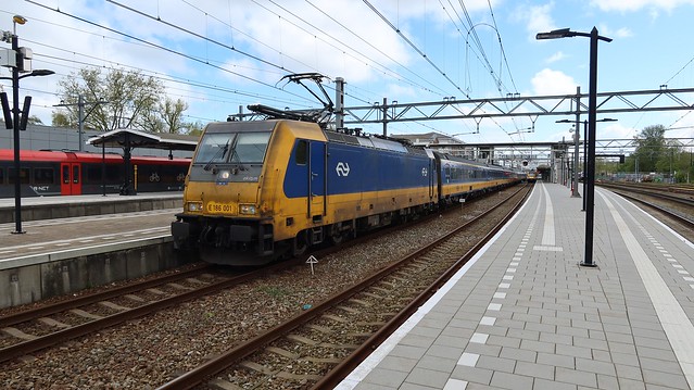 NS 186 001-1_20240420-02_passeert station Dordrecht met Beneluxtrein