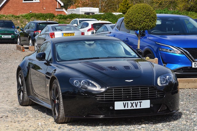 Aston Martin V12 Vantage