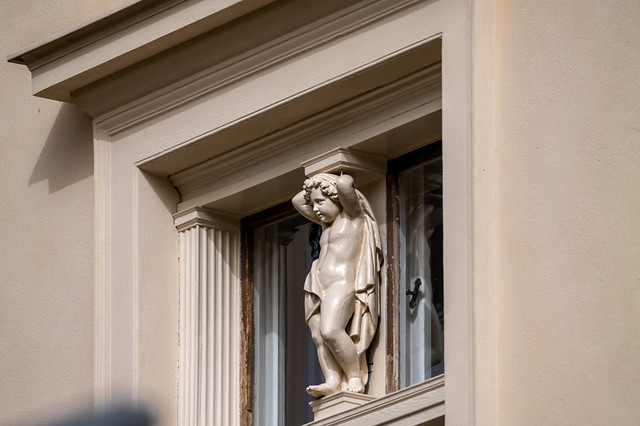 Potsdam, Park Sanssouci: Putto als Gebälkträger in einem Fenster der Villa Illaire am Marlygarten - Putto as entablature support of a window of Illaire Villa at the Marly Garden
