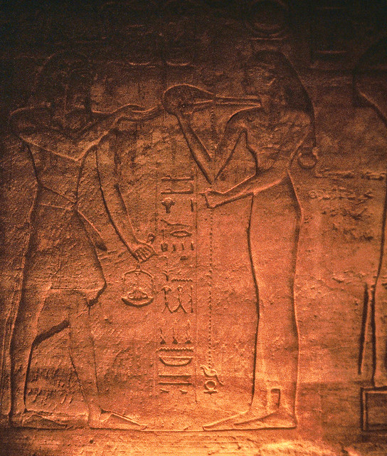Néfertari et Ramsès II.  Bas-relief du petit temple d'Abou Simbel et dernière photo de ce magnifique site.  Égypte 1983.