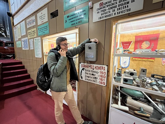 Мимо Гарсия в Музея на автомобилите на социализма в град Пещера