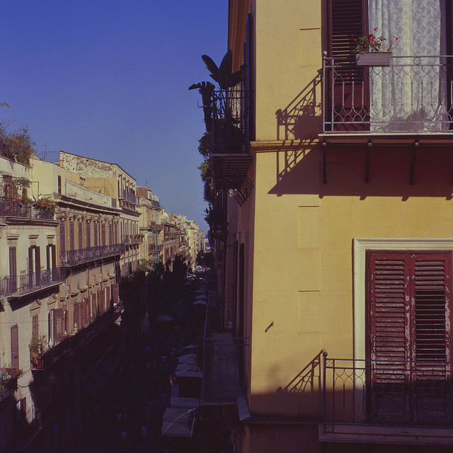 Via Vittorio Emanuele x Palermo, Sicilia. (Film 120) | Exp. 11/2004 Kodak Pro. Ektachrome E100.