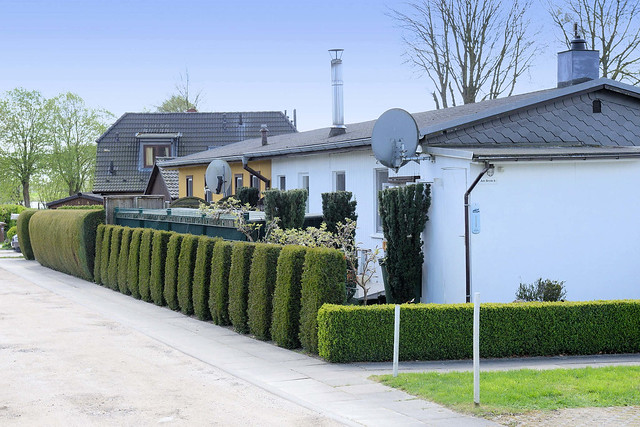 5740 Doppelhaus mit flachem Satteldach, Gartenhecken  - Fotos von Klocksdorf, Ortsteil der Gemeinde Carlow im Landkreis Nordwestmecklenburg in Mecklenburg-Vorpommern.