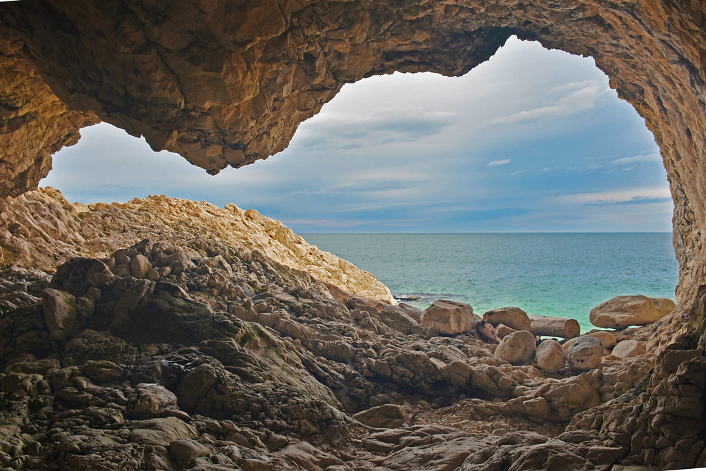 una grotta al mare