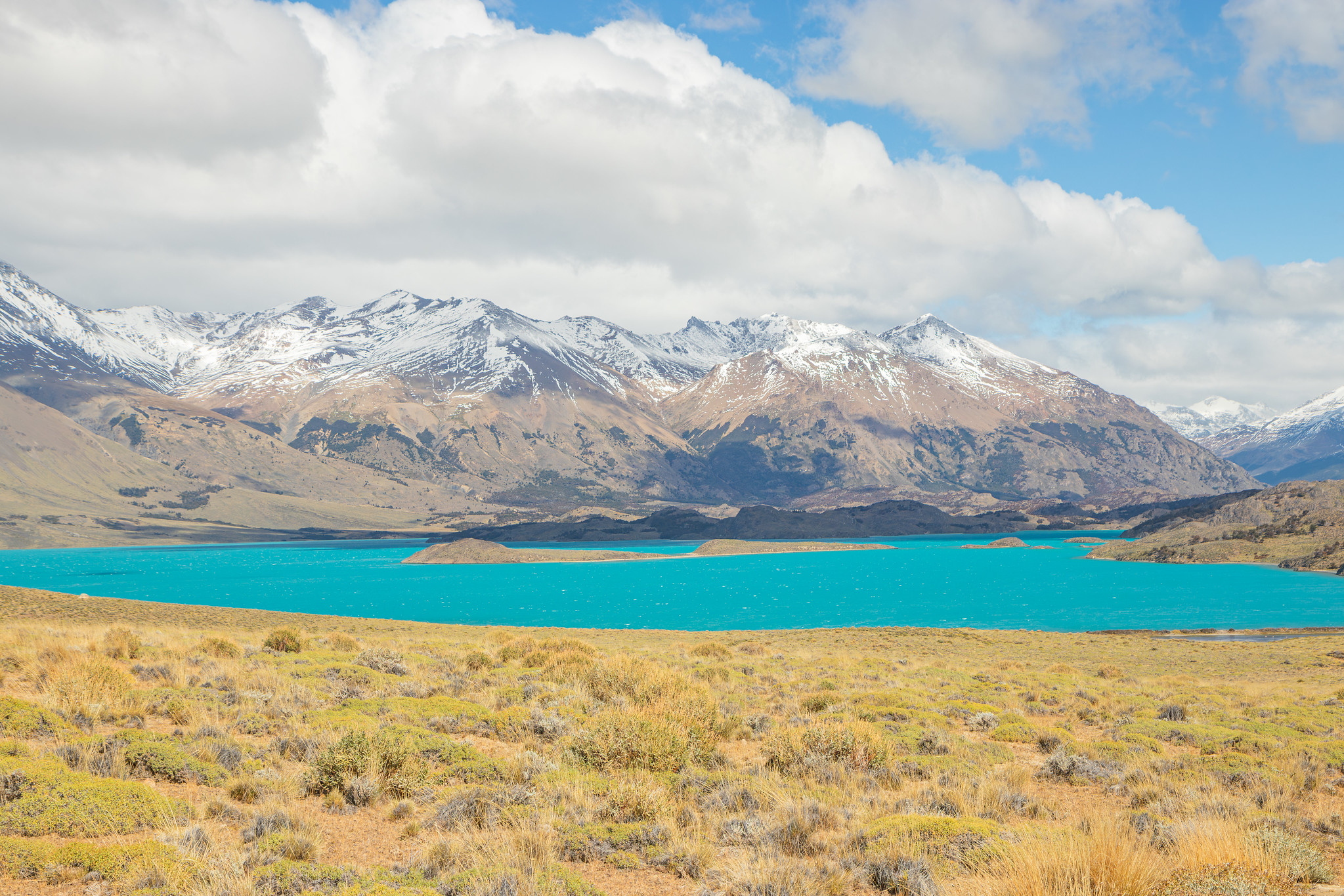 Lac Belgrano et montagnes enneigées dans le parc national Perito Moreno Argentine