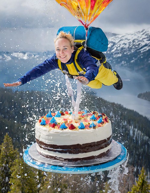 Firefly kvinna hoppar fallskärm, på sin födelsedag , landar i en stor tårtar med ett splash 44424