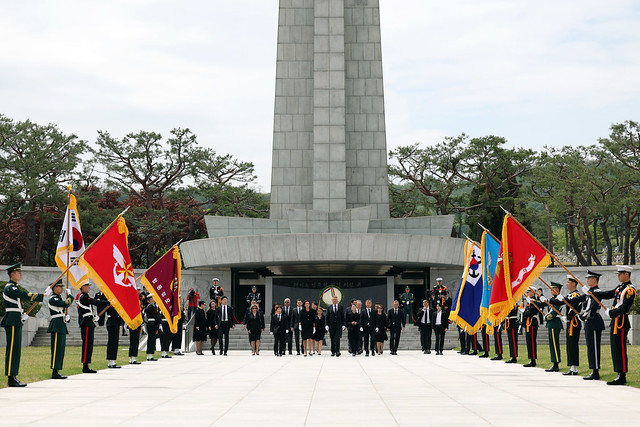 Romanian President Klaus Iohannis visits the Seoul National Cemetery_09