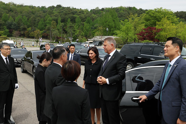 Romanian President Klaus Iohannis visits the Seoul National Cemetery_01