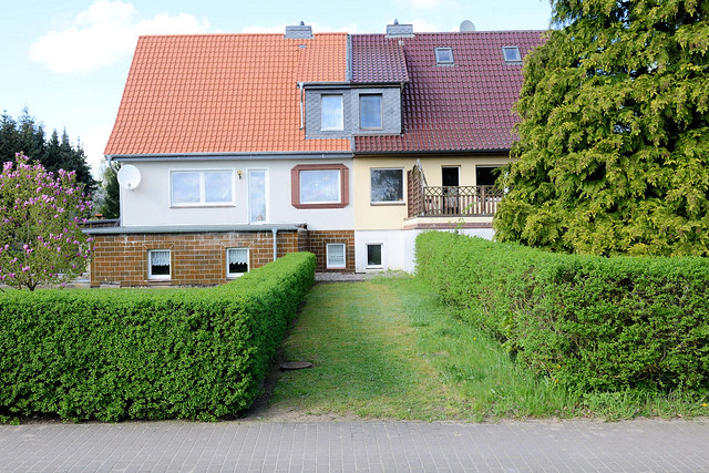 5823 Traufständiges  Doppelhaus mit unterschiedlicher Fassadengestaltung  - Fotos von Krembz, Ortsteil der gleichnamigen Gemeinde im   Landkreis  Nordwestmecklenburg in Mecklenburg-Vorpommern.