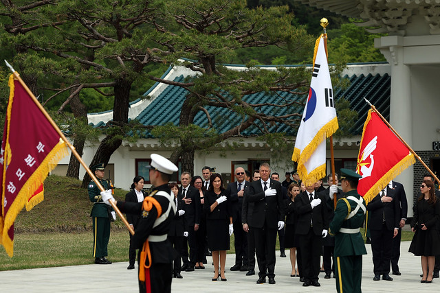 Romanian President Klaus Iohannis visits the Seoul National Cemetery_02