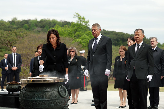 Romanian President Klaus Iohannis visits the Seoul National Cemetery_06