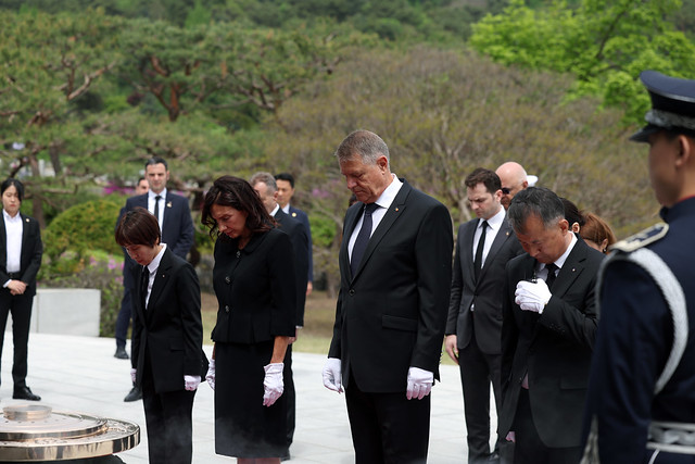 Romanian President Klaus Iohannis visits the Seoul National Cemetery_07