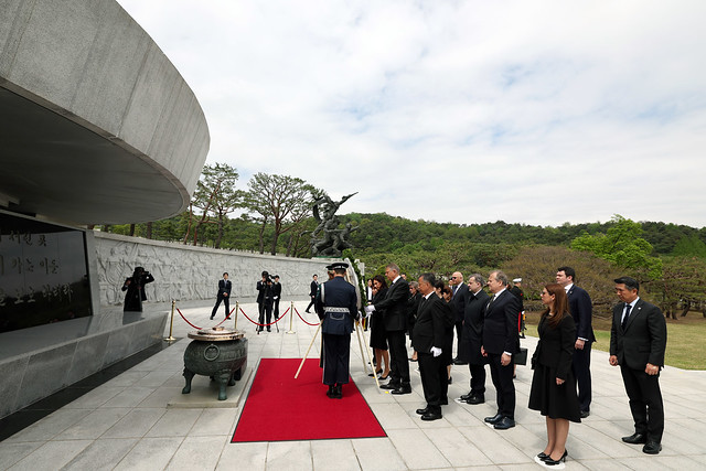 Romanian President Klaus Iohannis visits the Seoul National Cemetery_04