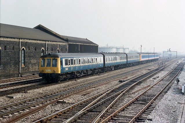 A 6-car hybrid Class 116/117 DMU approaching Southall station