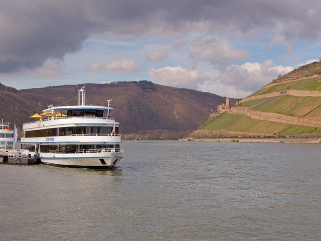 Burg Ehrenfels im Rheingau, auf dem Rhein am Anleger in Bingen das Schiff Vater Rhein