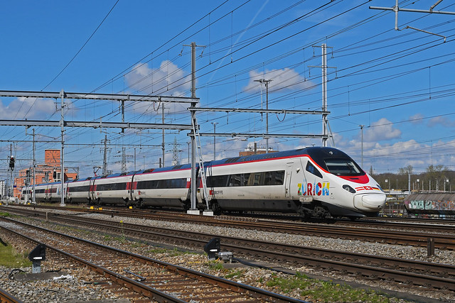ETR 503 018-2 durchfährt am 25.03.2024 den Bahnhof Muttenz.