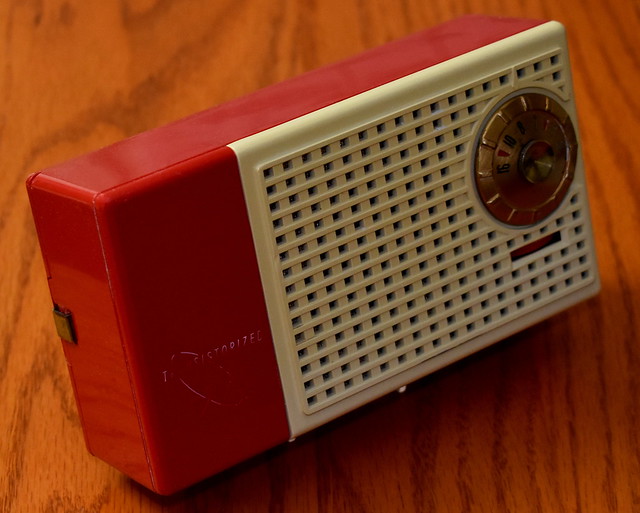 Vintage Raytheon Transistor Radio, Model T-100-4 (Ivory & Red Case), AM Band, 4 Transistors, Made In USA, Circa 1956