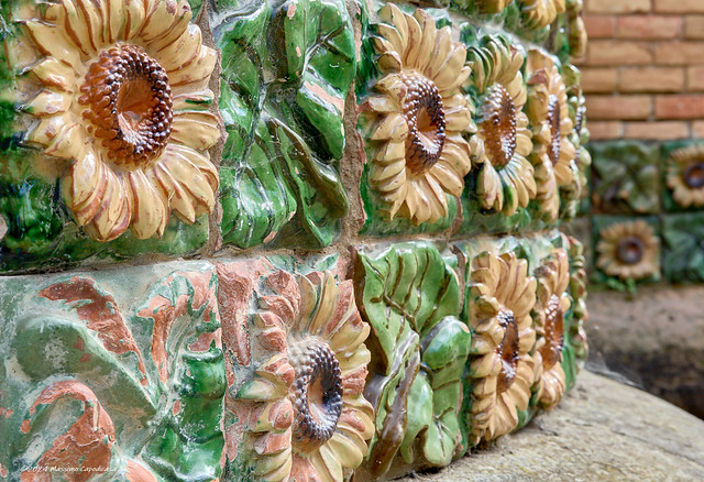 185.Capricho de Gaudì - sunflowers decorations