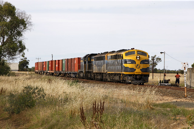 Steamrail Victoria S313 + CFCLA B76 + Steamrail Victoria T395 + Steamrail Victoria T364 drag QUBE's rice container train 9072 (Deniliquin - Melbourne) at Barnes Junction (AU).