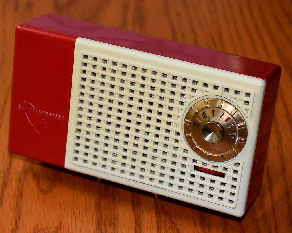 Vintage Raytheon Transistor Radio, Model T-100-4 (Ivory & Red Case), AM Band, 4 Transistors, Made In USA, Circa 1956