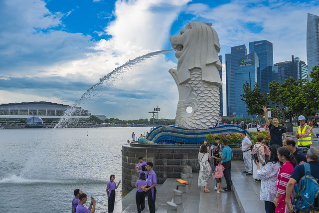 Merlion statue and fountain by the Marina Bay in Singapore